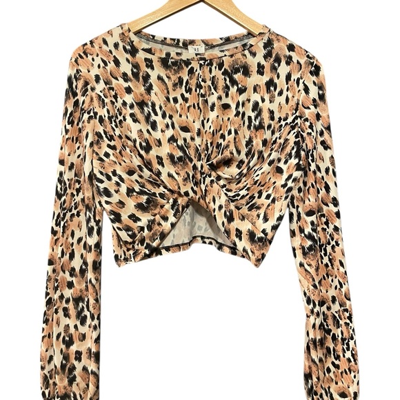 Stylish Leopard Print Twist Crop Top - Picture 2 of 3